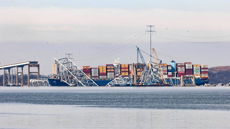 Abren canal temporal para buques que retiran escombros de puente de Baltimore