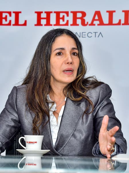 Sondra Macollins, “la candidata anónima” que aspira llegar a la Presidencia de la República