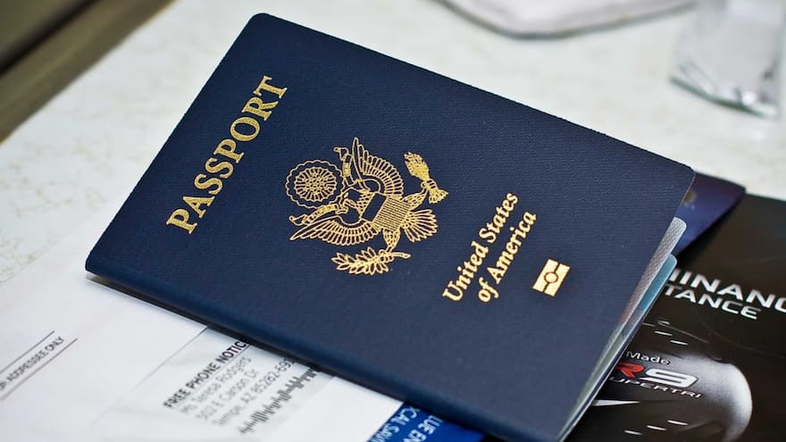 Detienen a un diplomático de EE. UU. por vender su pasaporte a un refugiado