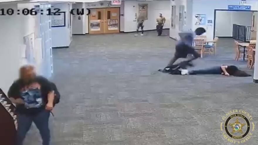 Video: Estudiante en Estados Unidos golpeó brutalmente a su profesora porque le decomisó su consola de videojuegos