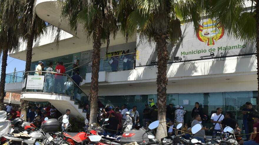 Ciudadanos en Malambo, inconformes por atención en trámite de renovación de licencia de conducción