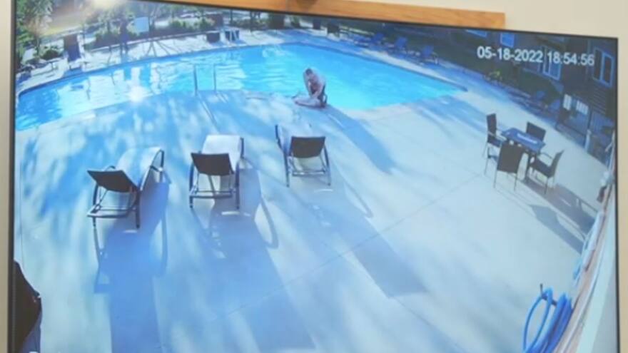Hombre salvó a niño de ahogarse en una piscina