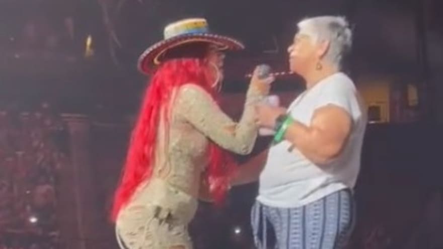 Karol G subió a una abuelita al escenario para cantar ‘Mamiii’