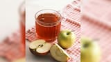 ¿Por qué recomiendan aplicar vinagre de manzana en los pies antes de acostarse?