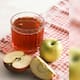 ¿Por qué recomiendan aplicar vinagre de manzana en los pies antes de acostarse?