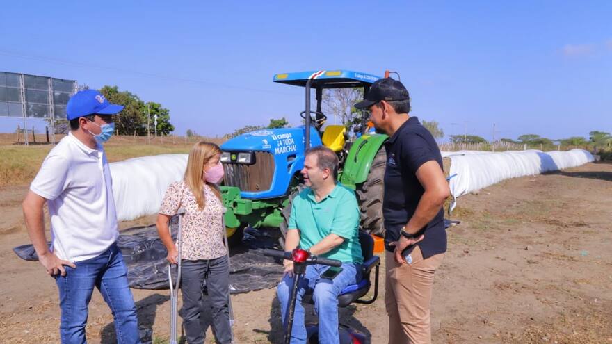 Entregan silo a más de dos mil ganaderos del Atlántico