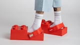 LEGO y Crocs hacen una gran colaboración en el Paris Fashion Week