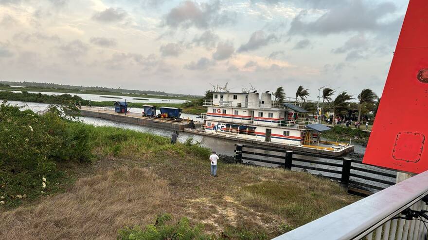 Desencallan embarcación en cercanías del puente batiente