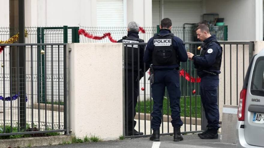 Detienen a hombre que habría asesinado a puñaladas a su familia en Francia