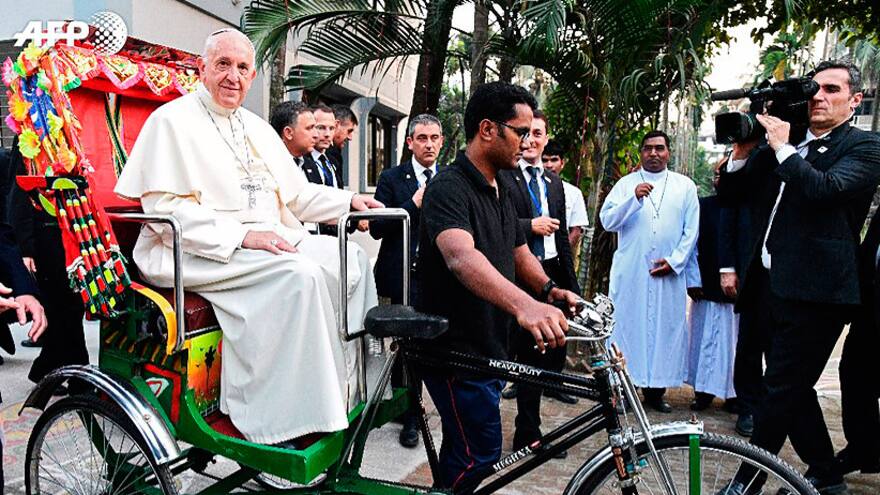 El Papa paseó en bicitaxi por Bangladés