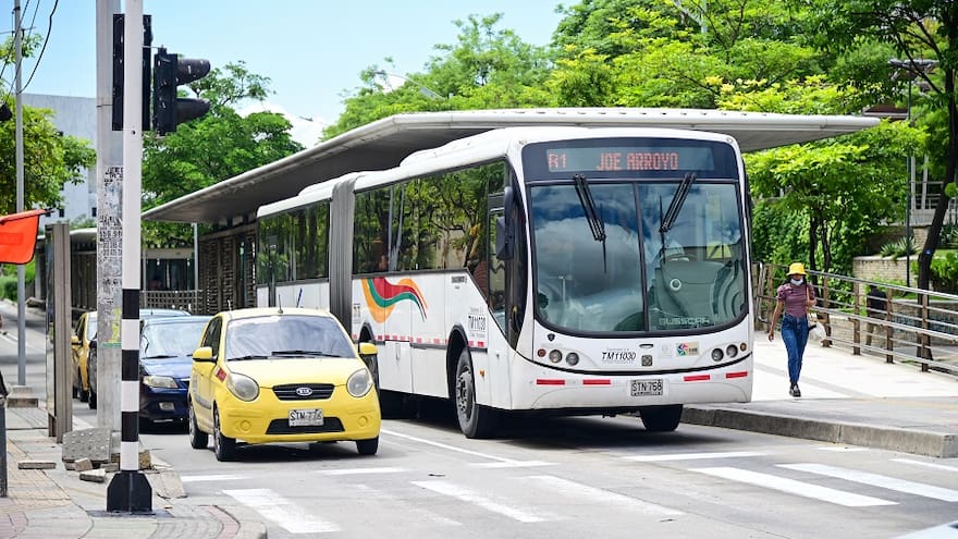 Nuevas fallas técnicas en buses de Transmetro: dos alimentadores varados
