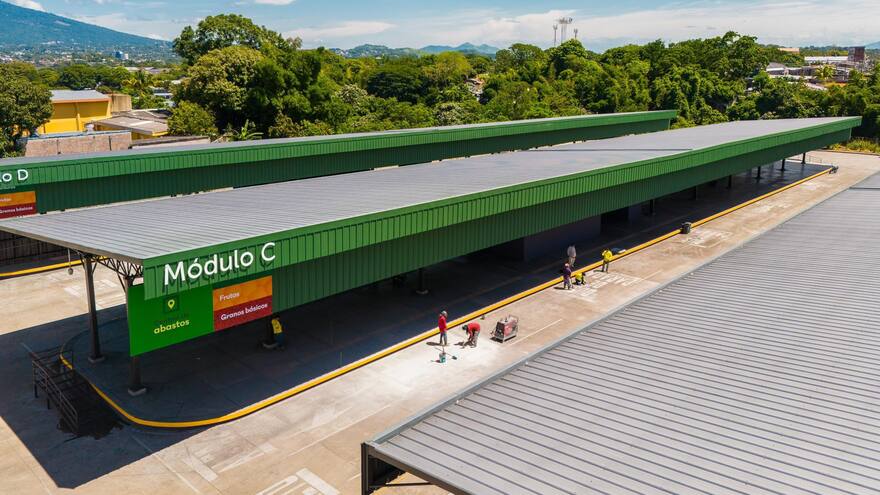 El Salvador abre una central de abasto de alimentos “a bajo costo” como medida económica