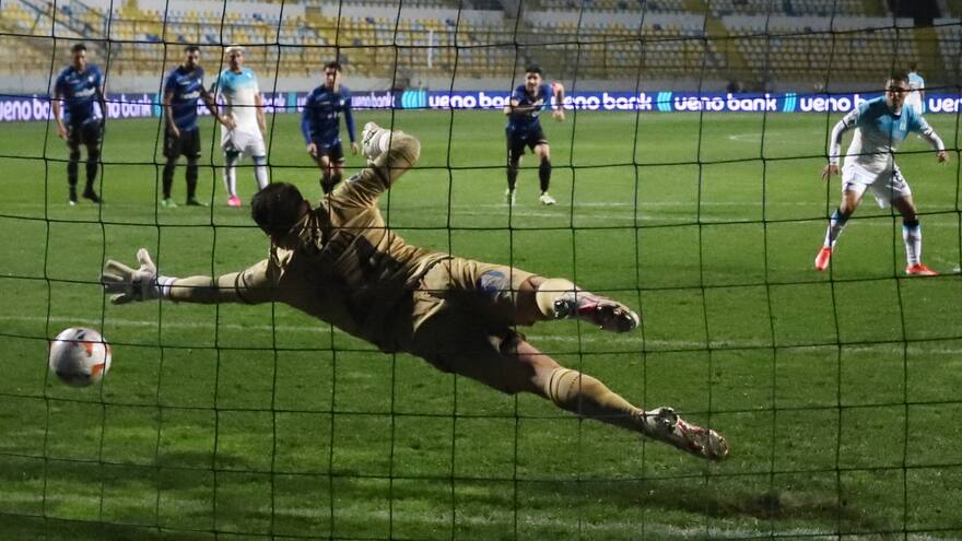 Huachipato 0, Racing 2: Juan Fernando Quintero anota de penalti