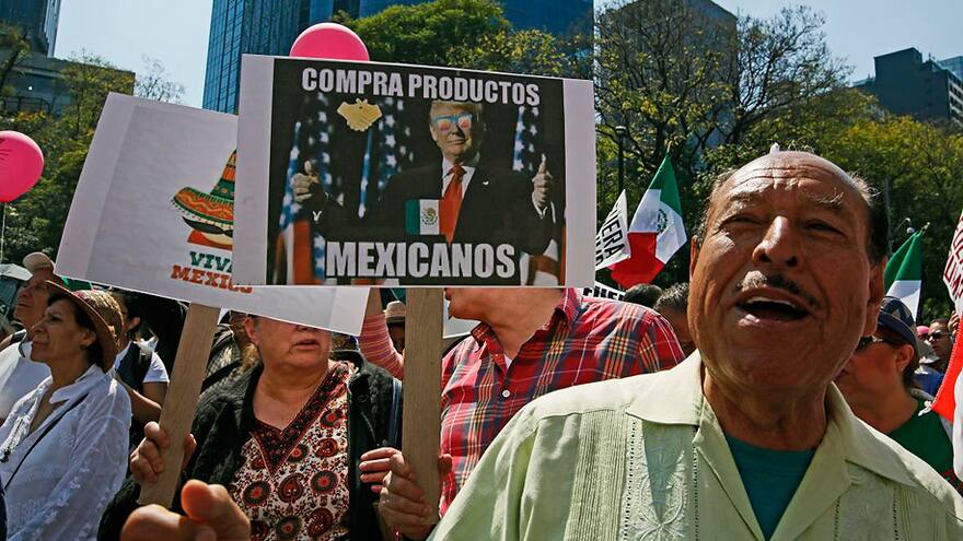 Latinos en EEUU hablan menos español en su casa que hace diez años