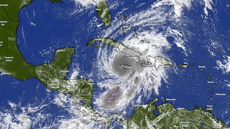 El potente huracán Melissa toca tierra en Jamaica con categoría 5