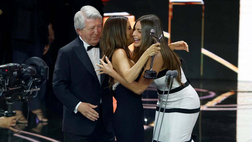 Sofía Vergara entrega el Platino de Honor a Eva Longoria: “Te mereces este premio”