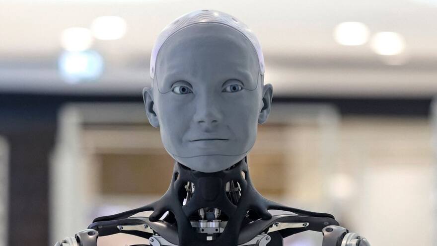 Video: Ameca, robot humanoide con inteligencia artificial, afirmó que se le deprime no poder sentir amor