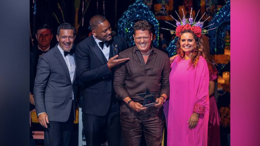 Will Smith entrega premio a Carlos Vives por su labor filantrópica