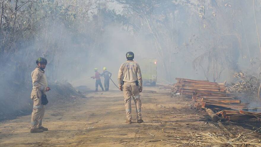 San Onofre: autoridades requieren más apoyo nacional para controlar el voraz incendio
