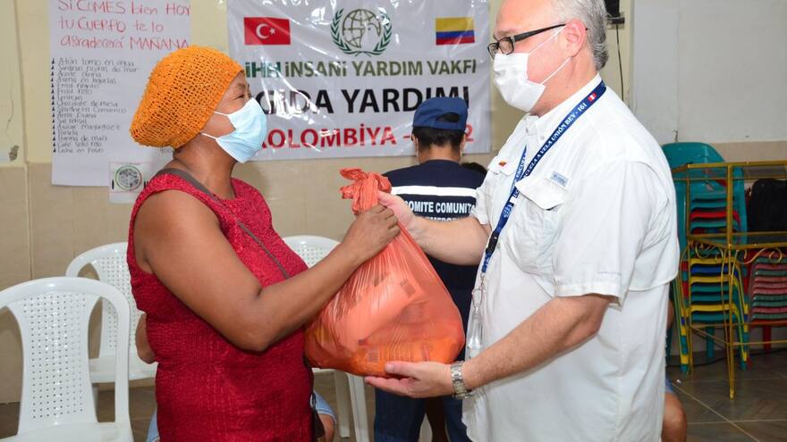 Entregan mercados a familias en extrema pobreza en Cartagena