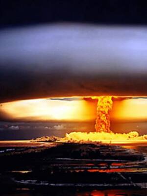 El cura que vivió la bomba atómica | Columna de Jesús Ferro Bayona