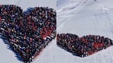 Esquiadores forman un corazón en Crans-Montana como homenaje a la tragedia ocurrida en Año Nuevo