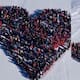 Esquiadores forman un corazón en Crans-Montana como homenaje a la tragedia ocurrida en Año Nuevo