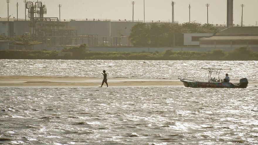 'Islote' en el canal de acceso continúa recibiendo visitantes