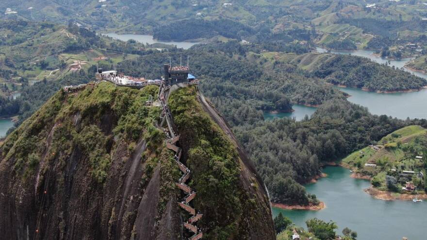Turista panameña falleció mientras subía la Piedra del Peñol, en Antioquia