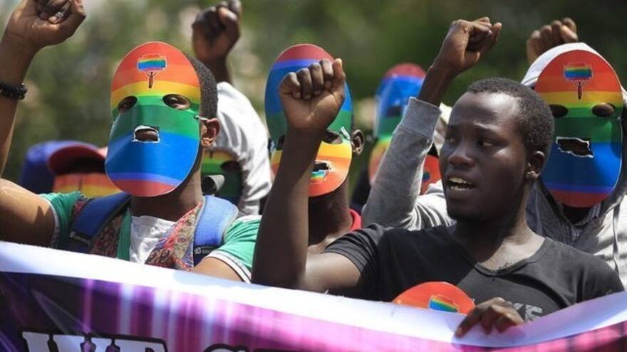 Presidente de Uganda aprueba ley contra la homosexualidad