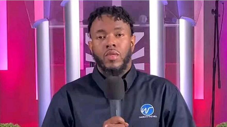 Pastor llama 'tacaños' a los feligreses por no haberle regalado un reloj