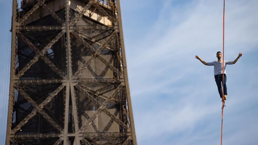Desde la Torre Eiffel, equilibrista recorre 670 metros sobre el vacío