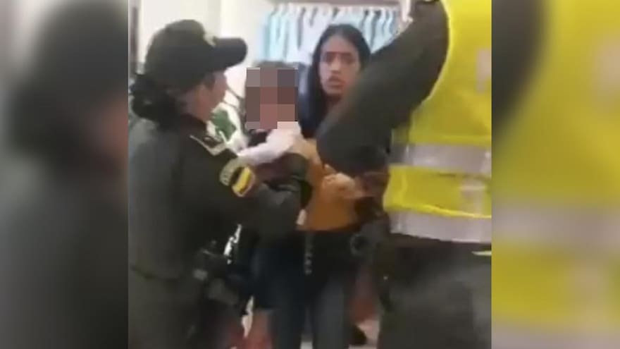 Cargos a policías que sacaron esposada a una mujer de tienda Jon Sonen