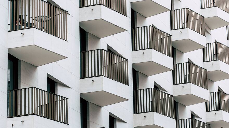 Niña de tres años cayó sobre otra menor desde un piso 14