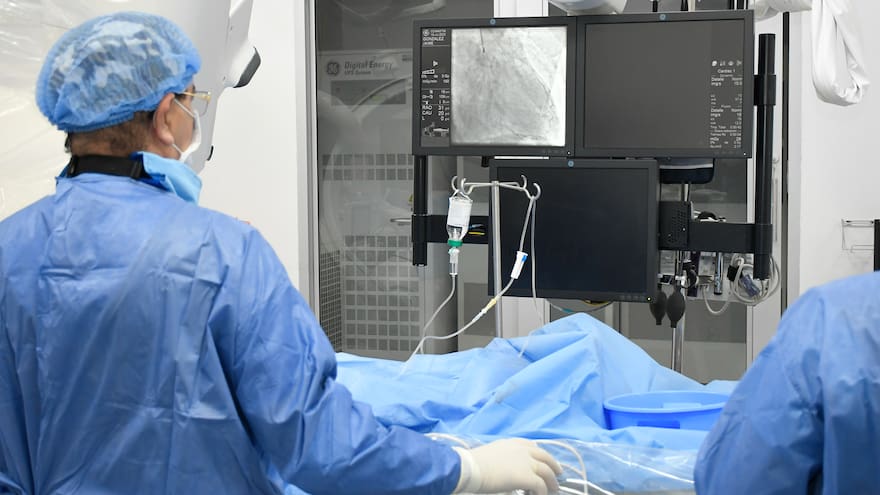 En la sala de hemodinamia, Clínica Iberoamérica salva vidas cada día