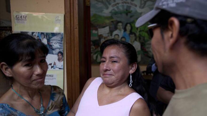 Foto en Facebook permite reencuentro de tres hermanos