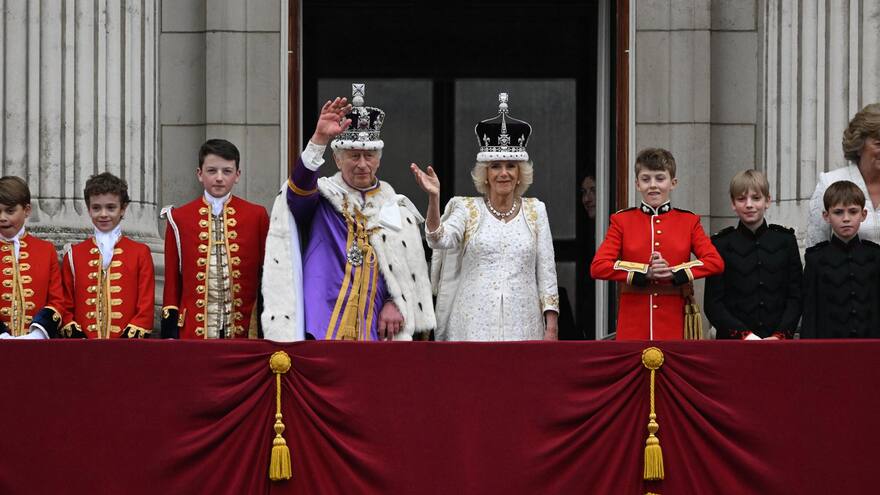 Rey Carlos III saludó desde el balcón de Buckingham sin su hijo Enrique