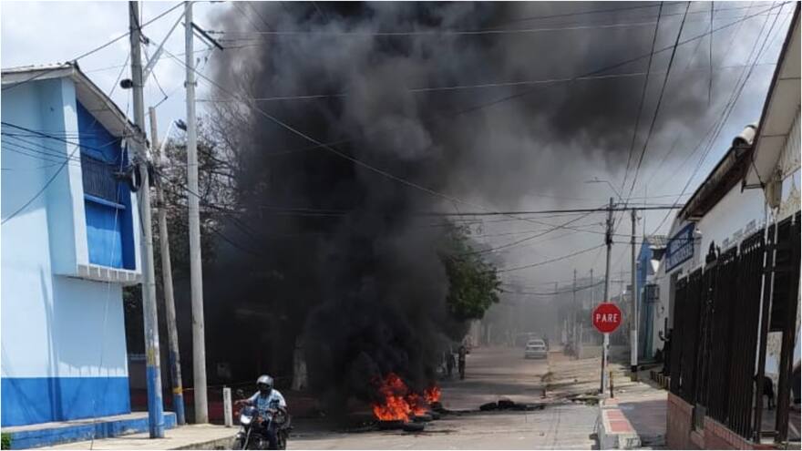 Evacuan estudiantes por quemas en cercanías de la IED Esmeralda, sede 2