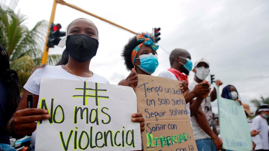 Una cadena humana clama por la paz del puerto de Buenaventura
