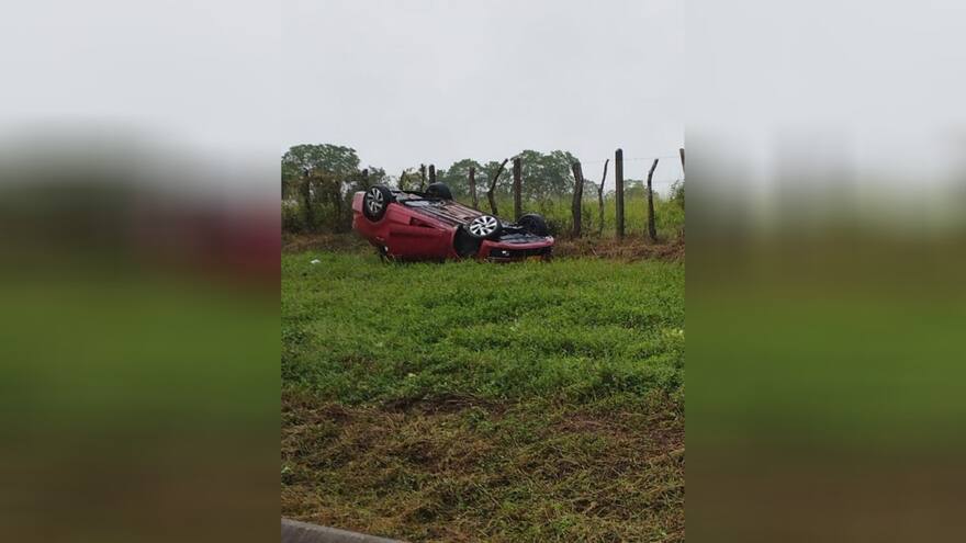 Médica resulta lesionada en accidente tras evitar atropellar un perro