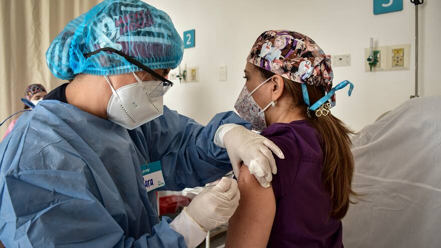 Gobierno prevé terminar vacunación de la primera línea el domingo: Minsalud