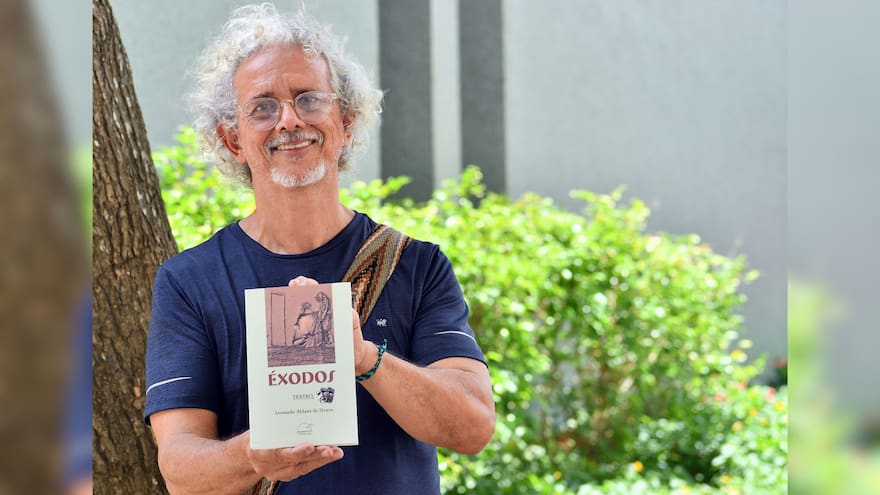 El dramaturgo Leonardo Aldana presenta su libro Éxodos este viernes