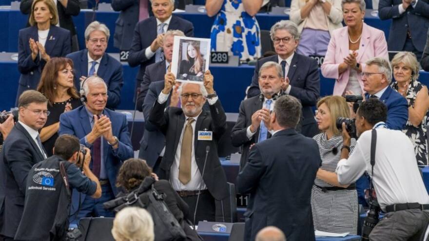 Héctor Abad fue homenajeado por la presidenta de la Comisión Europea
