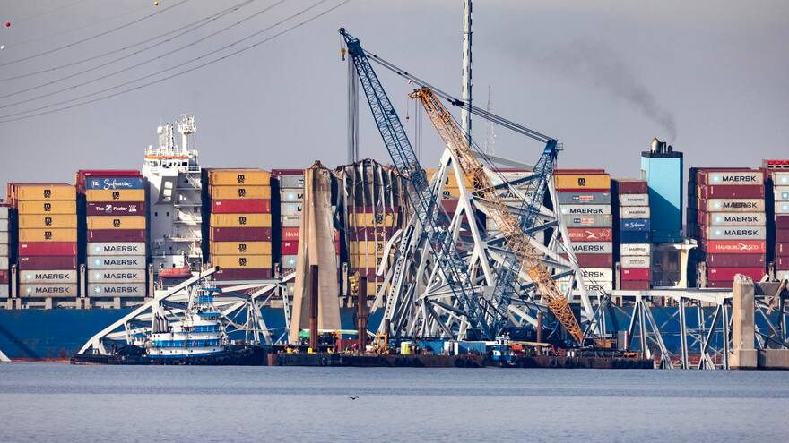 Estados Unidos: comienzan a retirar escombros del puente que cayó en Baltimore