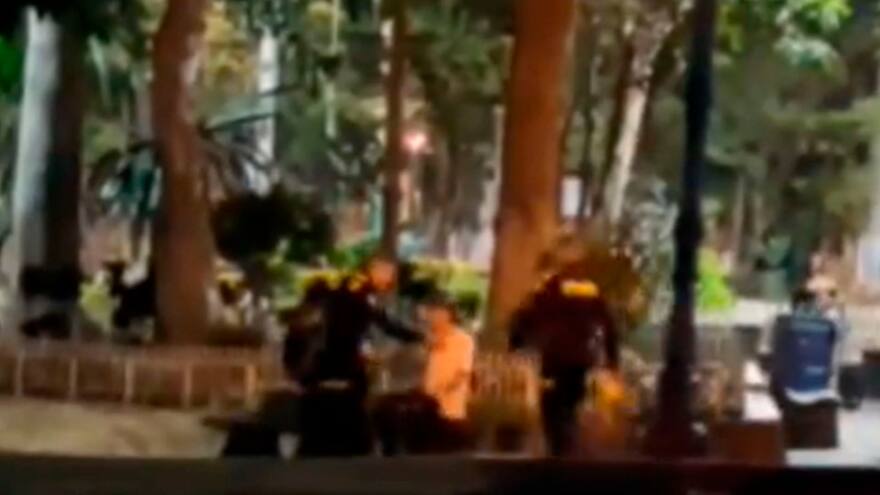 En Copacabana, Antioquia: Policías detienen a pareja que sostenía relaciones sexuales en un parque