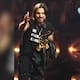 Juanes fue homenajeado con el ‘Premio Lo Nuestro a la Trayectoria’ y trajo de vuelta su mensaje de “Se habla español”