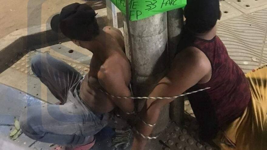 Hombres señalados de ser expendedores de drogas fueron amarrados a un poste