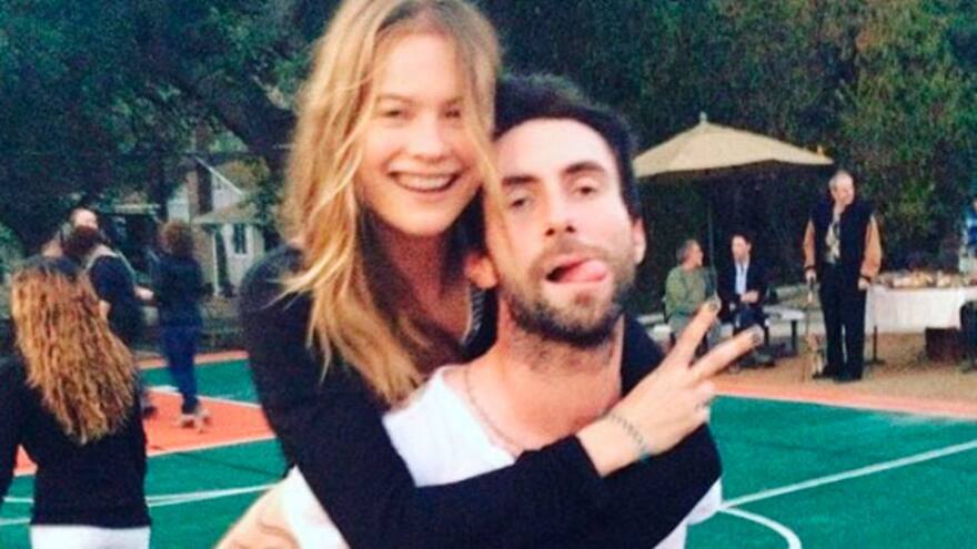 Behati Prinsloo da a luz a Dusty Rose, su primera hija con Adam Levine