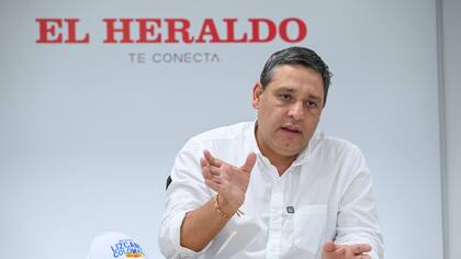 “Quiero arrebatarles la agenda a los extremos del petrismo y uribismo”