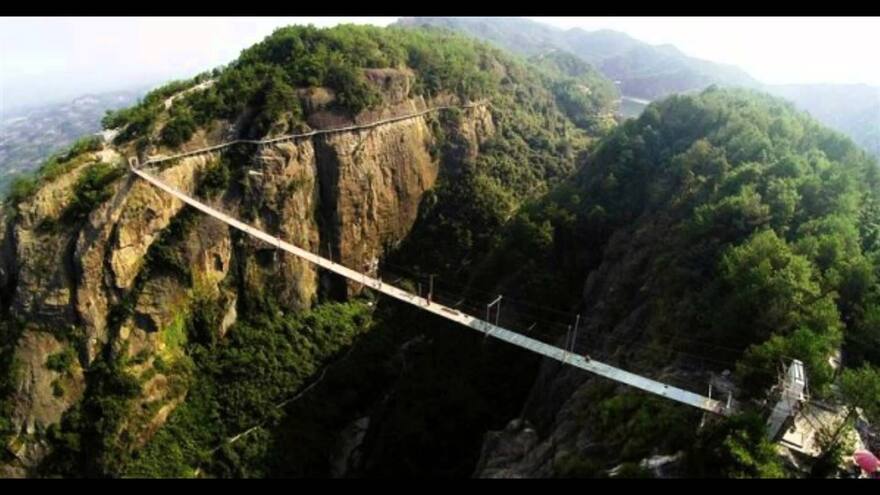 Este es el puente de cristal más largo del mundo: ¿Se atrevería a cruzarlo?